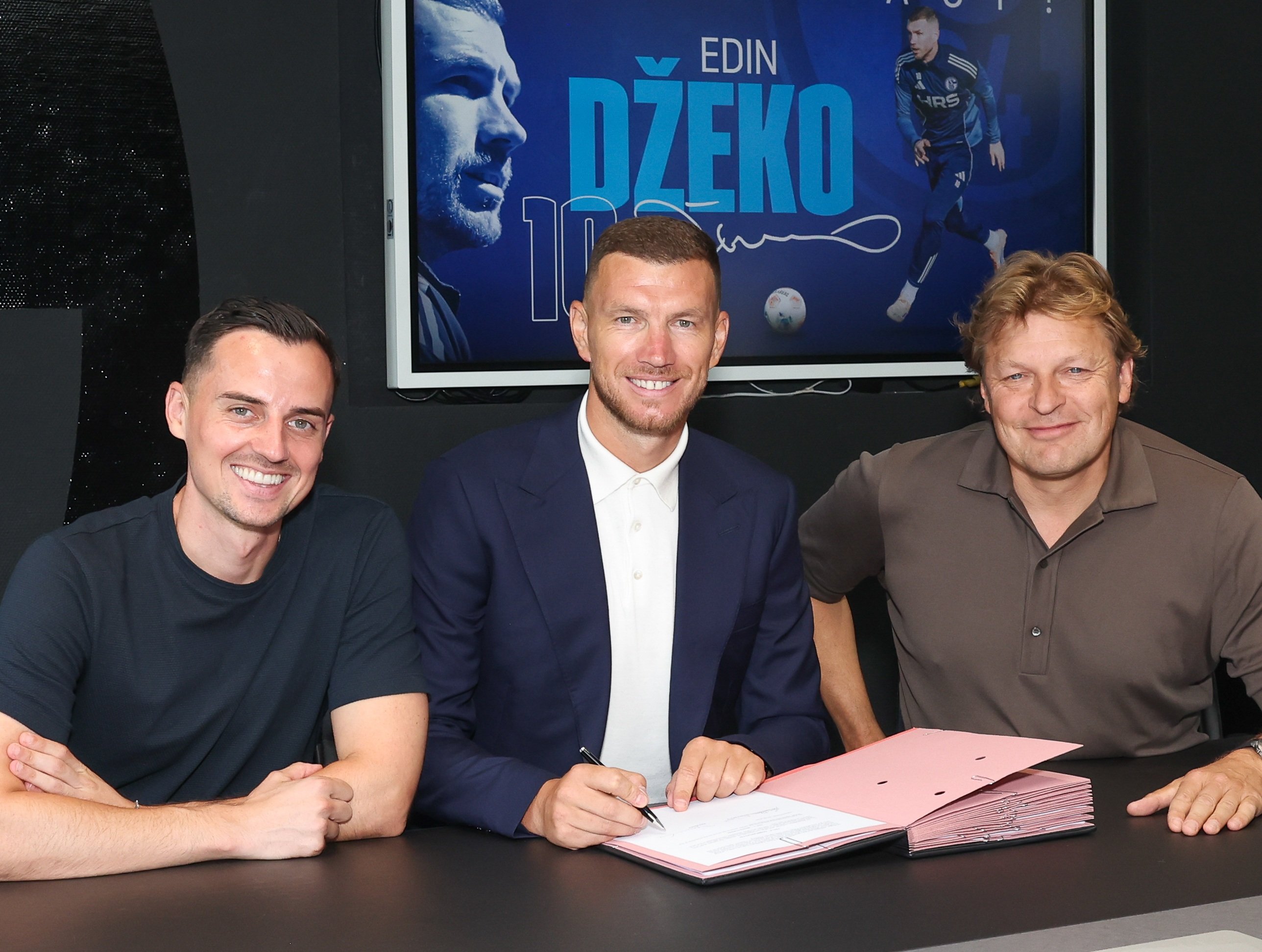 La 40 de ani, Edin Dzeko a semnat!