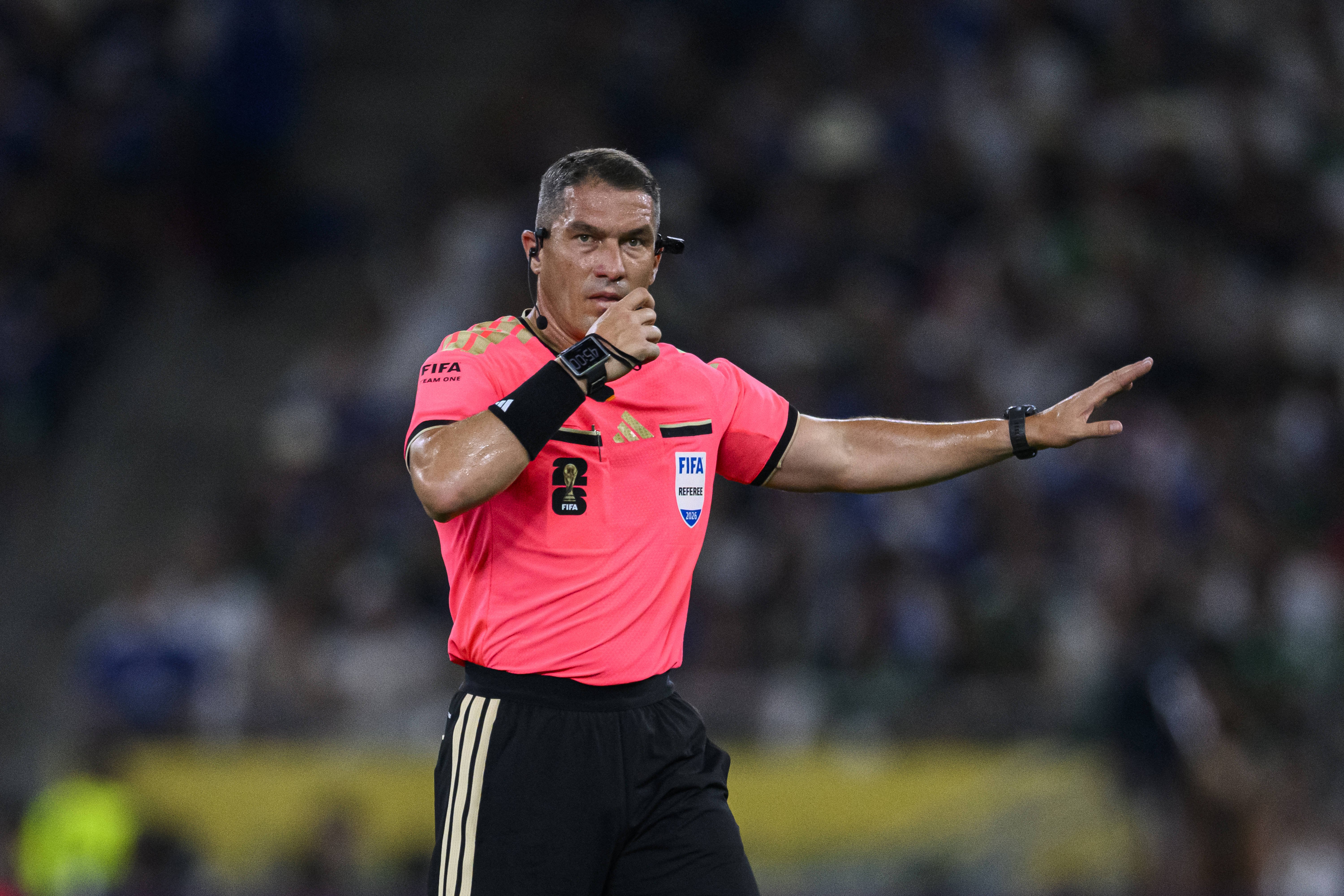 Istvan Kovacs îl va arbitra pe Darius Olaru în Champions League!