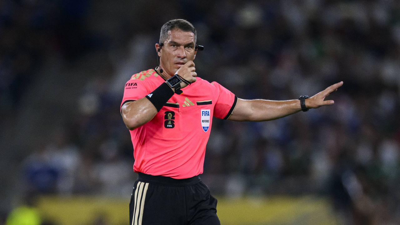 Istvan Kovacs îl va arbitra pe Darius Olaru în Champions League!