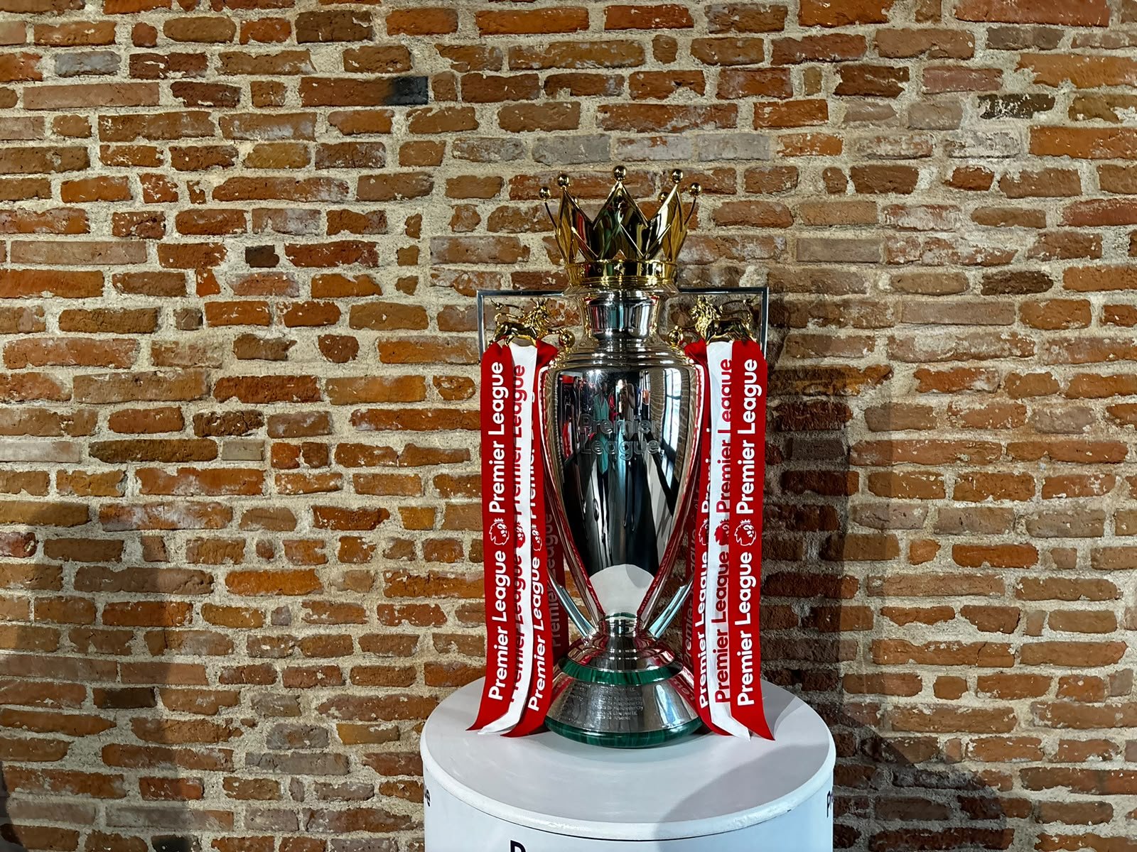 Trofeul Premier League vine în România pentru prima dată! Astăzi poate fi admirat la Arcub în Centrul Vechi (VOYO)