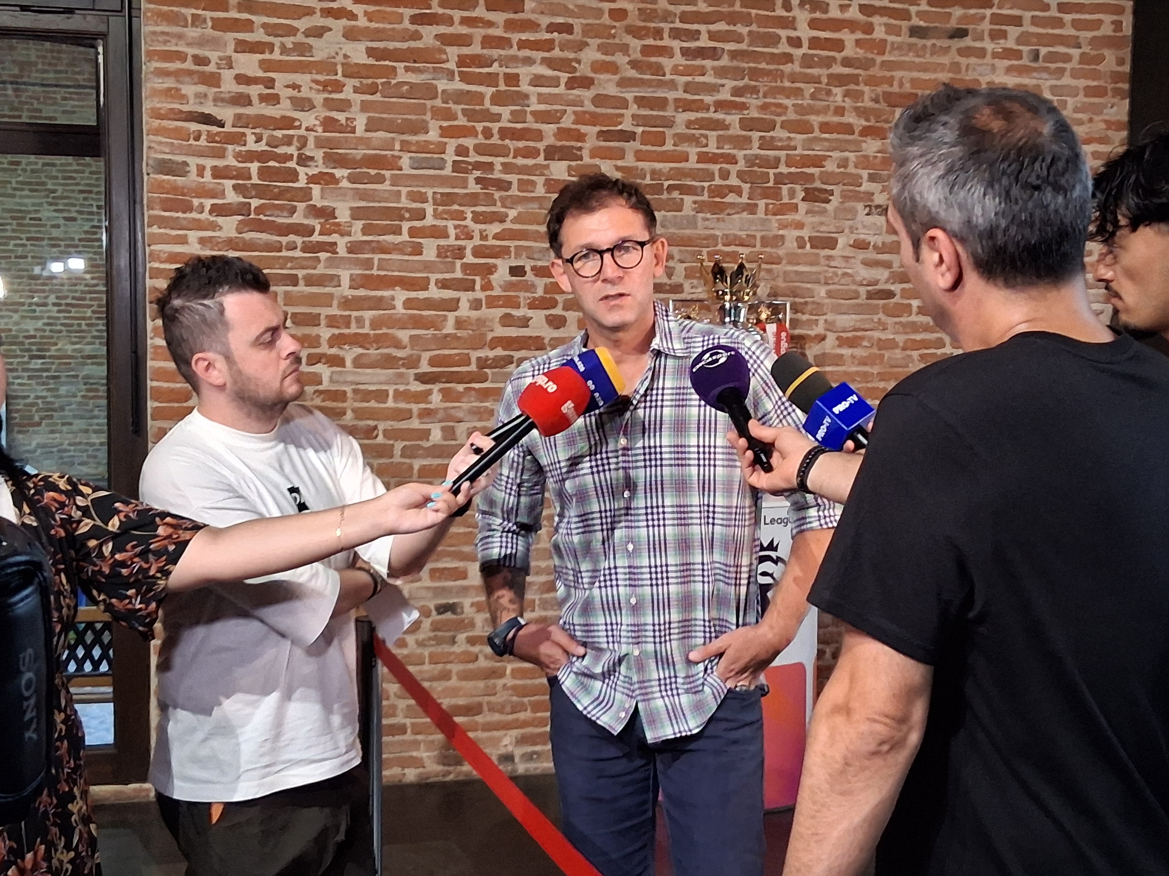 Fanii fotbalului s-au fotografiat cu trofeul Premier League! Bogdan Lobonț: „Sunt nerăbdător să văd un nou sezon pe VOYO”