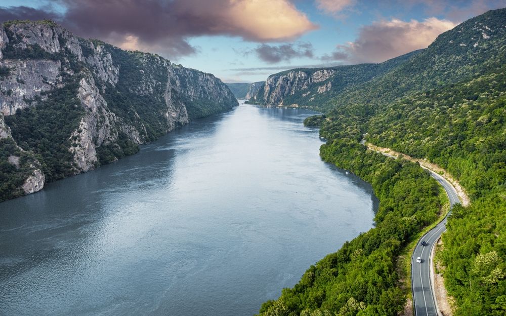 Cum arată locul unde izvorăște Dunărea, cel mai romantic fluviu din Europa. Pârâul se află pe terenul Castelului Donaueschingen