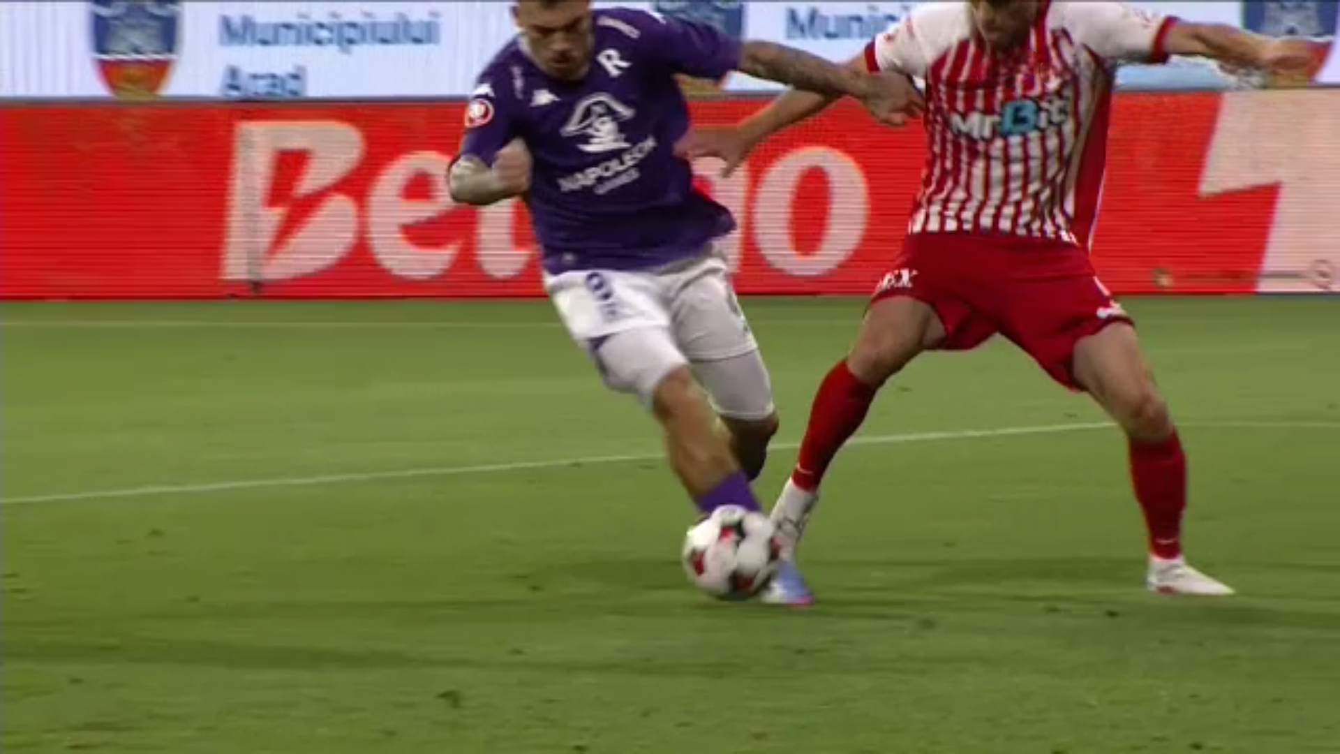 Fază controversată de arbitraj în UTA Arad - Rapid: ”Se vede clar că îl atinge!”