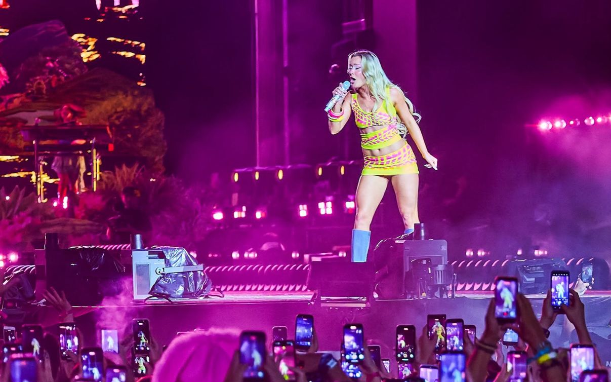 Zara Larsson, show total pe scena UNTOLD 2026. Ce mesaj a avut pentru români și cine a fost norocoasa care a dansat cu ea pe scenă