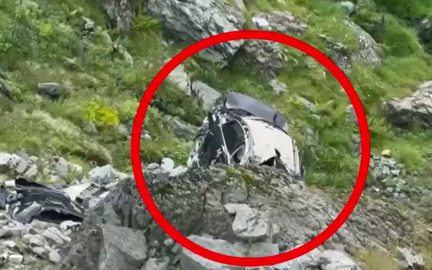 Mașină făcută zob pe Transfăgărășan, după ce a căzut zeci de metri printre stânci. Ce a uitat șoferul să facă
