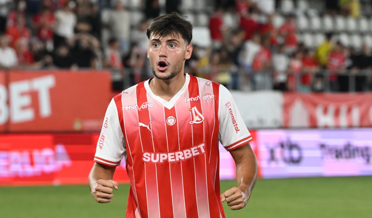 Adrian Mazilu marcând gol decisiv pentru Dinamo în minutul 90+11, antrenorul Nuno Campos observând de pe margine. | sursa foto: Sport.ro Adrian Mazilu marcând gol decisiv pentru Dinamo în minutul 90+11, antrenorul Nuno Campos observând de pe margine. | sursa foto: Sport.ro