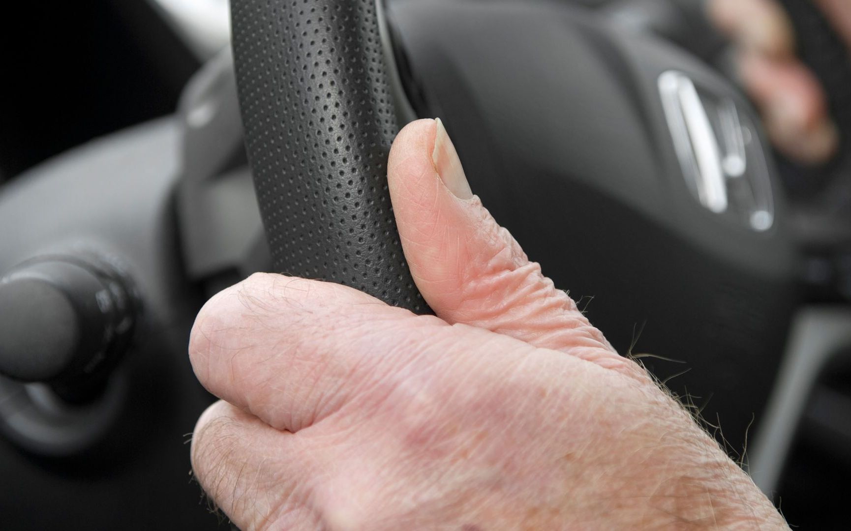 Un pensionar de 86 de ani, condamnat pentru că nu a plătit o taxă auto de nici 4 euro. Ce a decis instanța