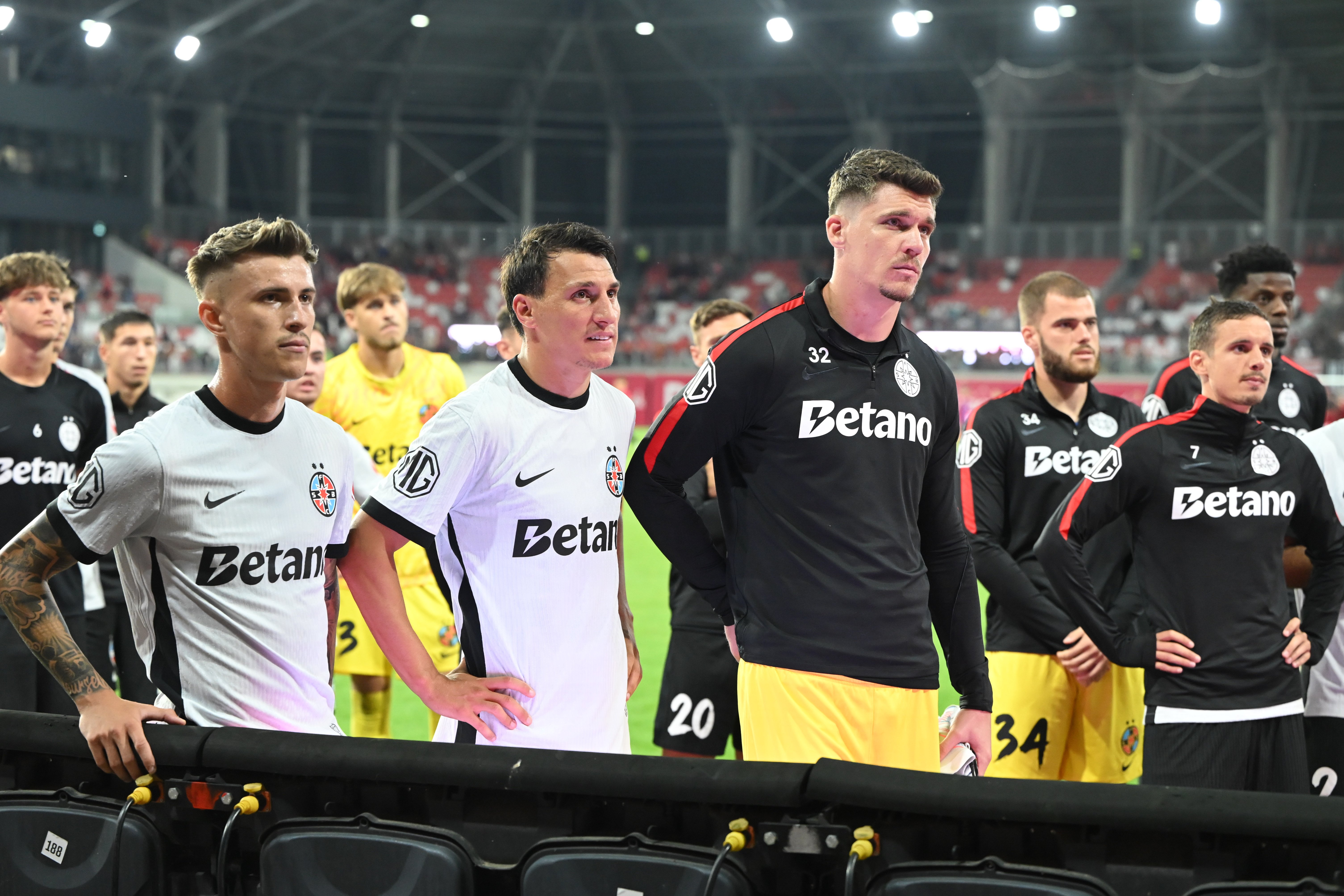 Jucătorii FCSB, puși la zid de suporteri după 0-0 cu Sepsi: „Să plecați”