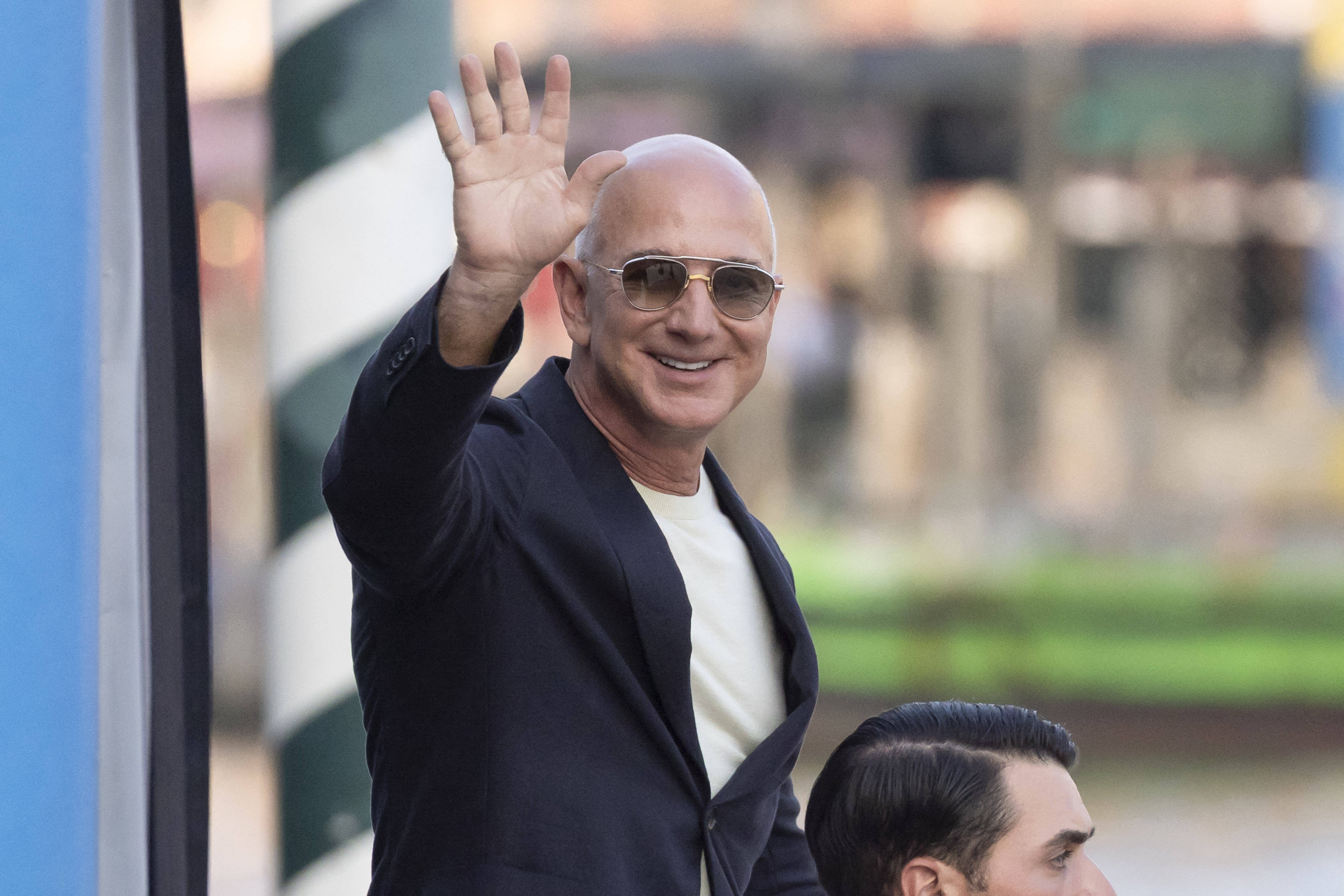 Jeff Bezos i-a pus oferta pe masă lui Liverpool