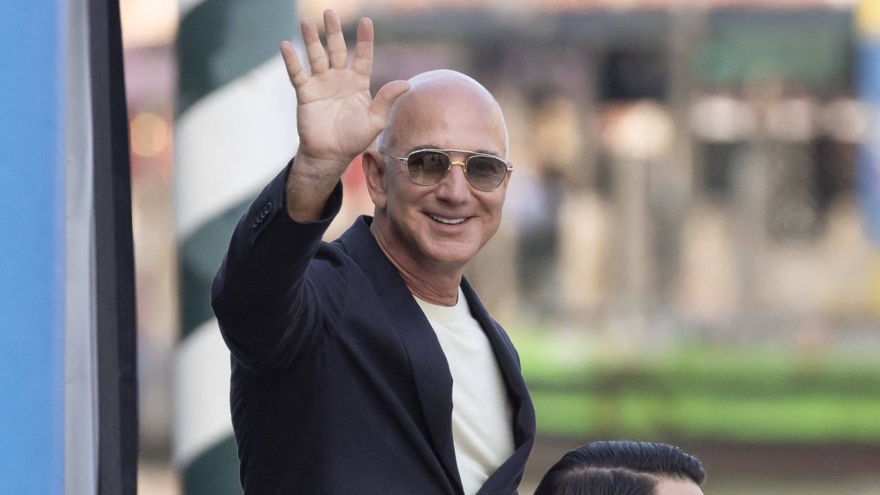 Jeff Bezos i-a pus oferta pe masă lui Liverpool