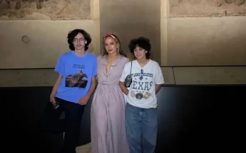 Jennifer Lopez, imaginea eleganței relaxate în Italia. Rochia cu dungi perfectă pentru zilele călduroase | GALERIE FOTO
