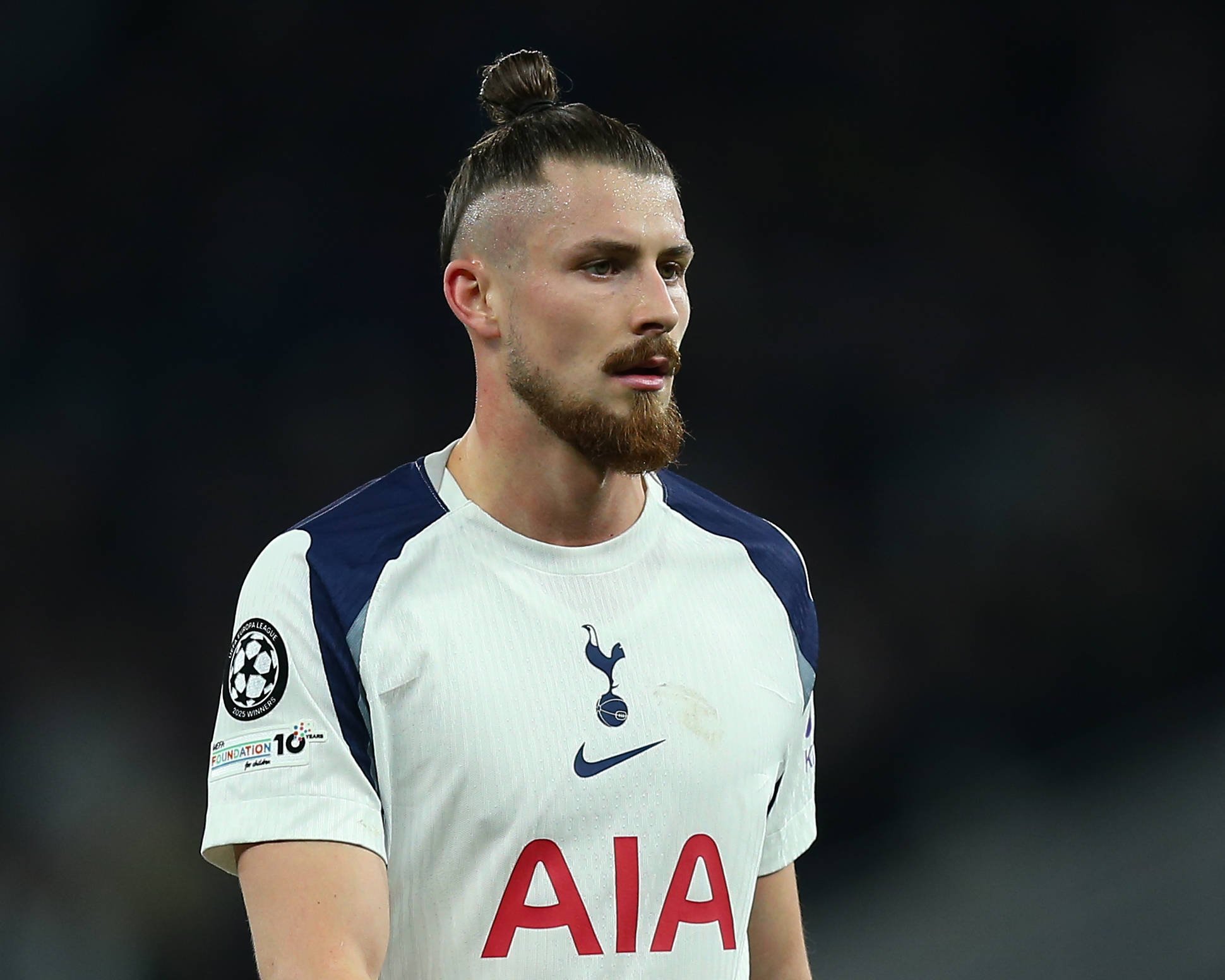 Fundașul de care n-avea loc Radu Drăgușin la Tottenham semnează cu Atletico Madrid: 40.000.000 de euro!