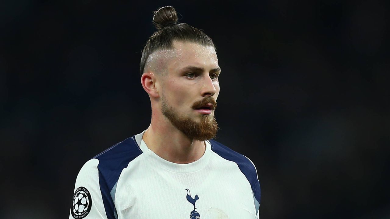 Fundașul de care n-avea loc Radu Drăgușin la Tottenham semnează cu Atletico Madrid: 40.000.000 de euro!