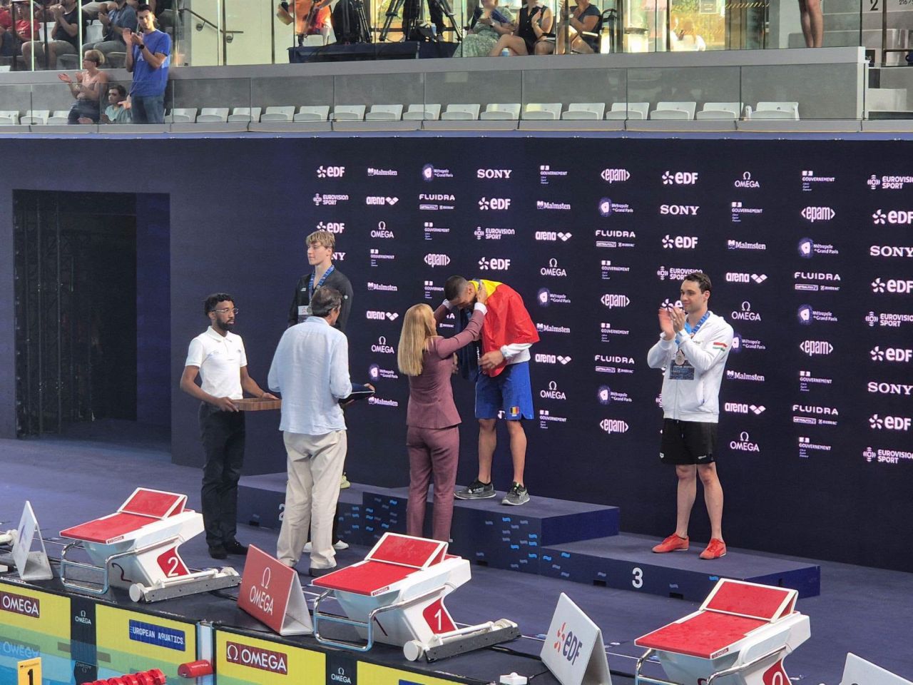 David Popovici primind medalia de aur de la Camelia Potec la Campionatele Europene înot, în timpul ceremoniei de premiere la Paris. | sursa foto: Sport.ro David Popovici primind medalia de aur de la Camelia Potec la Campionatele Europene înot, în timpul ceremoniei de premiere la Paris. | sursa foto: Sport.ro
