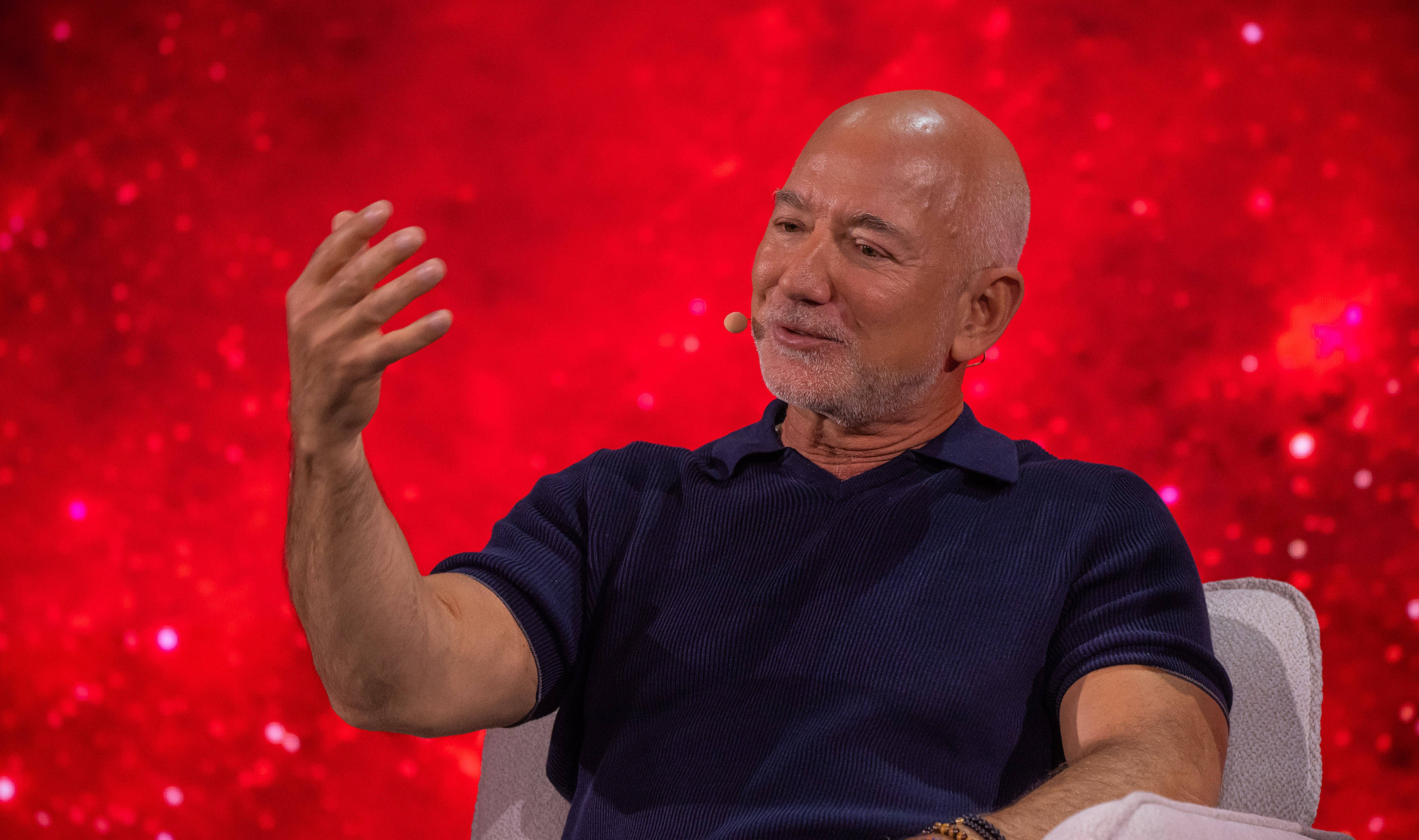 E gata! Jeff Bezos, acționar la Liverpool