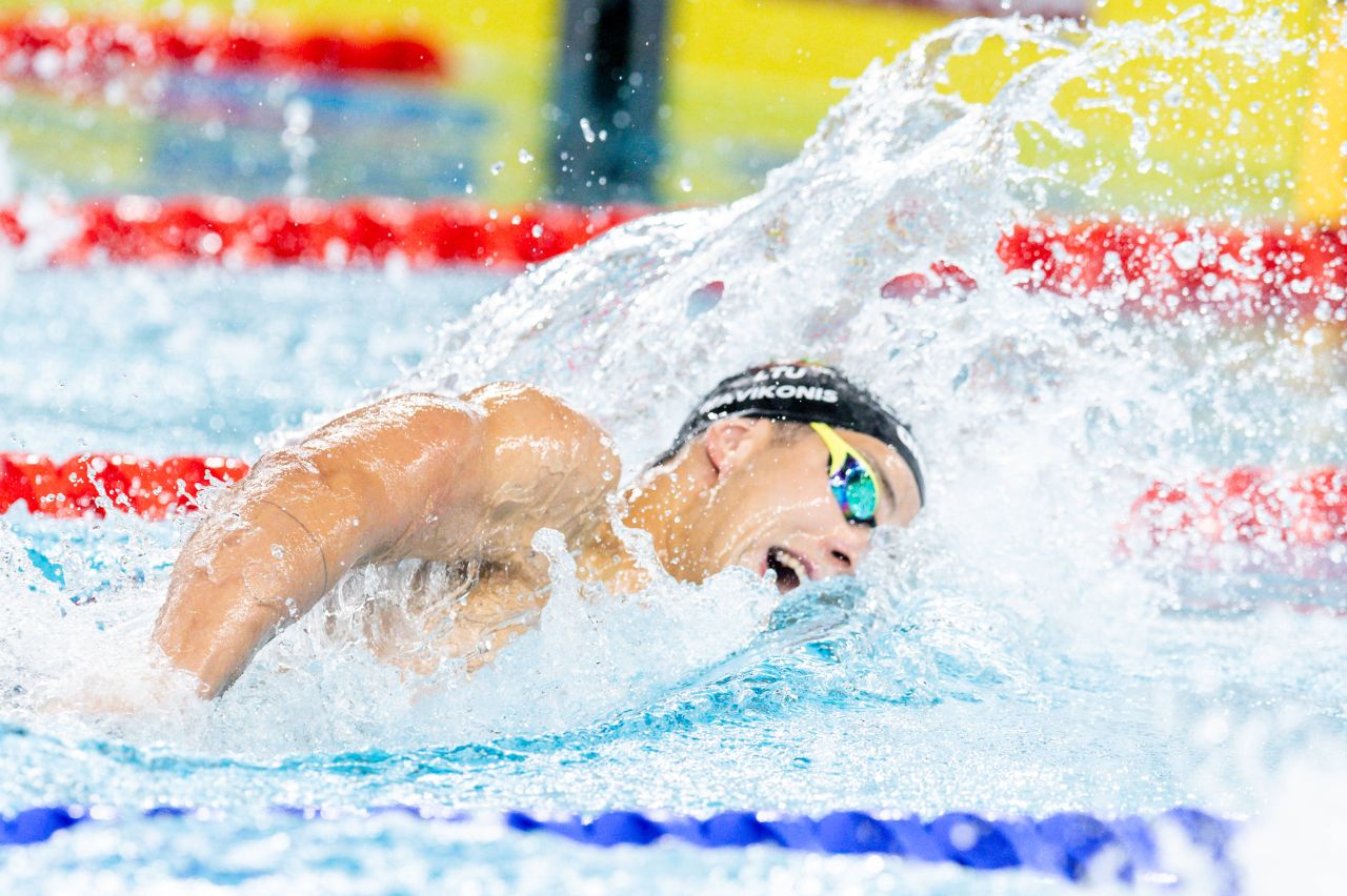 David Popovici și Tomas Navikonis în timpul finalei la Campionatele Europene înot de la Paris, concurând la proba de 200 metri liber. | sursa foto: Sport.ro David Popovici și Tomas Navikonis în timpul finalei la Campionatele Europene înot de la Paris, concurând la proba de 200 metri liber. | sursa foto: Sport.ro