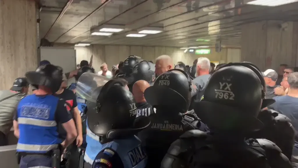 Momente tensionate între fanii lui Dinamo și Jandarmerie înainte de derby