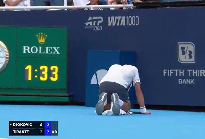 Imagini greu de urmărit! Novak Djokovic a vomitat în prosop și s-a prăbușit de la căldură. Sârbul, eliminat de la Cincinnati