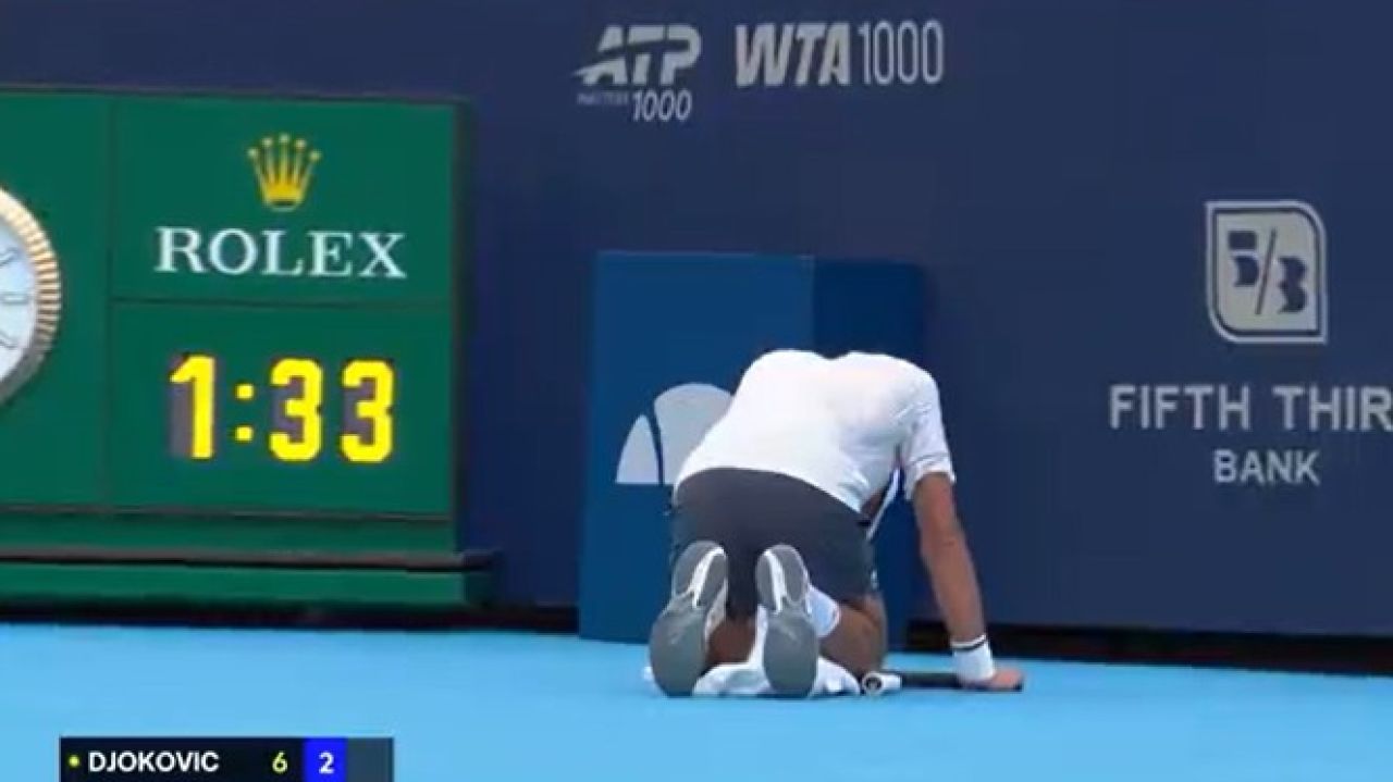 Imagini greu de urmărit! Novak Djokovic a vomitat în prosop și s-a prăbușit de la căldură. Sârbul, eliminat de la Cincinnati