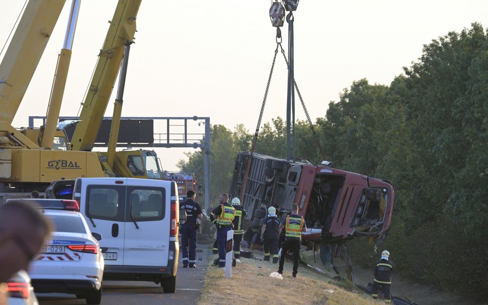 Carnagiu în Ungaria. Cel puțin 12 oameni au murit, alți zeci sunt răniți după ce un autocar s-a răsturnat pe autostradă