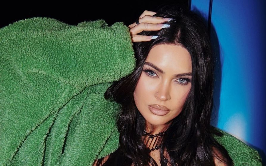 „Ești perfectă”. Megan Fox a atras toate privirile cu haina din blăniță verde-mușchi