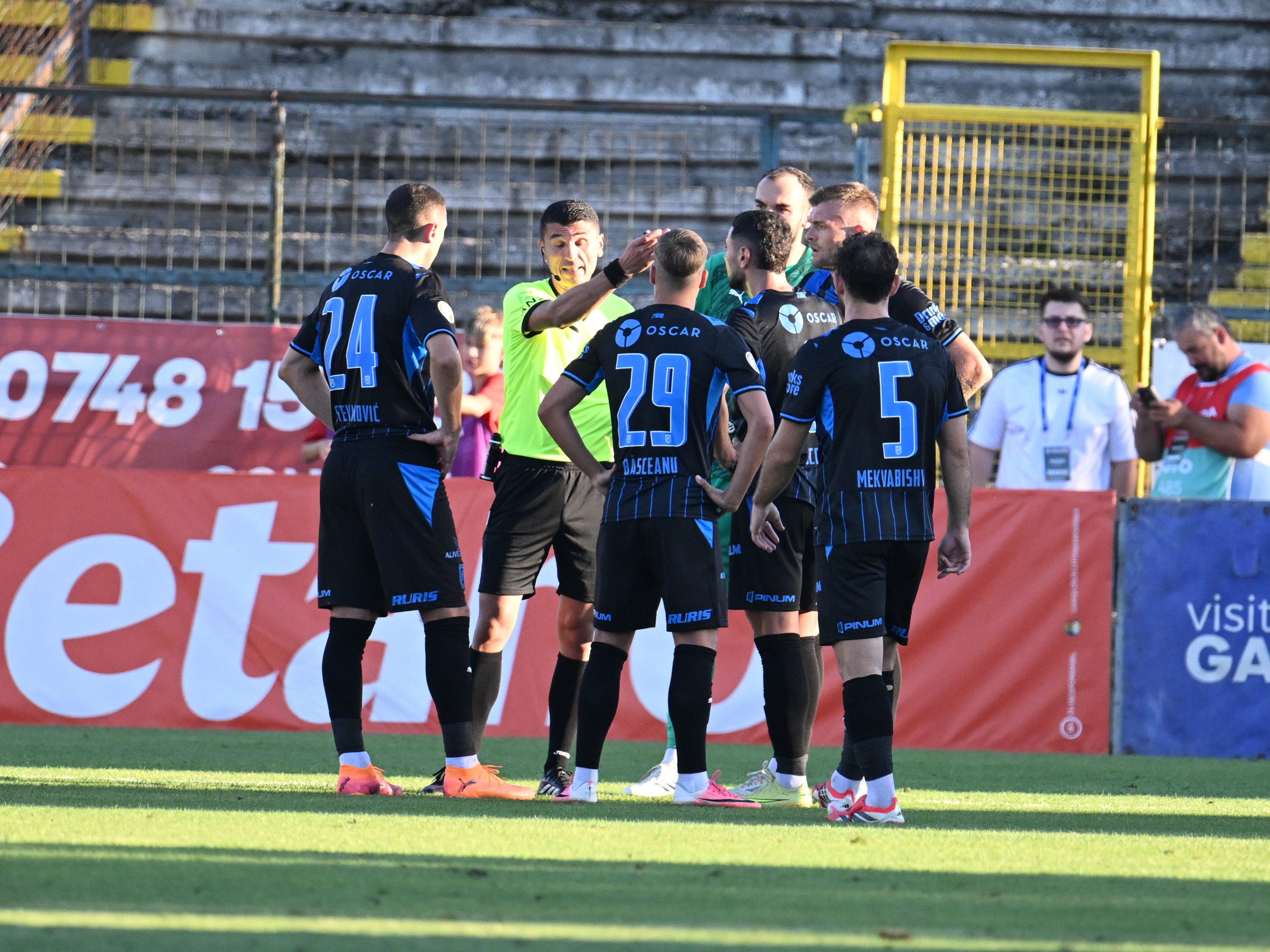 Alex Crețu își toarnă cenușă în cap după ce a fost eliminat în Oțelul - Universitatea Craiova 1-1: „Seara asta a fost contra mea”