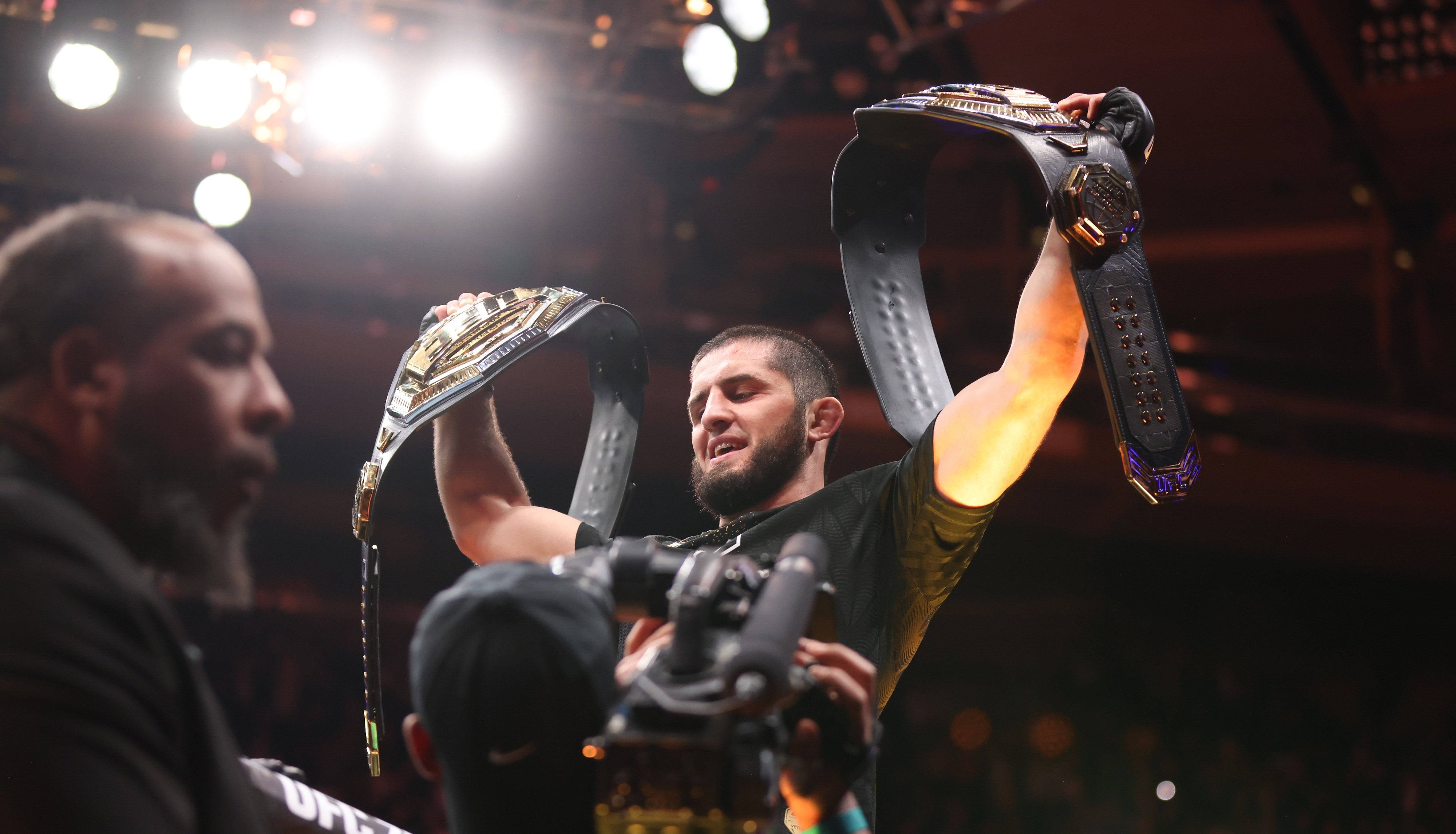 Suma uriașă încasată de Islam Makhachev după ce a câștigat main event-ul galei UFC 330. Nici adversarul său nu a plecat cu mâna goală