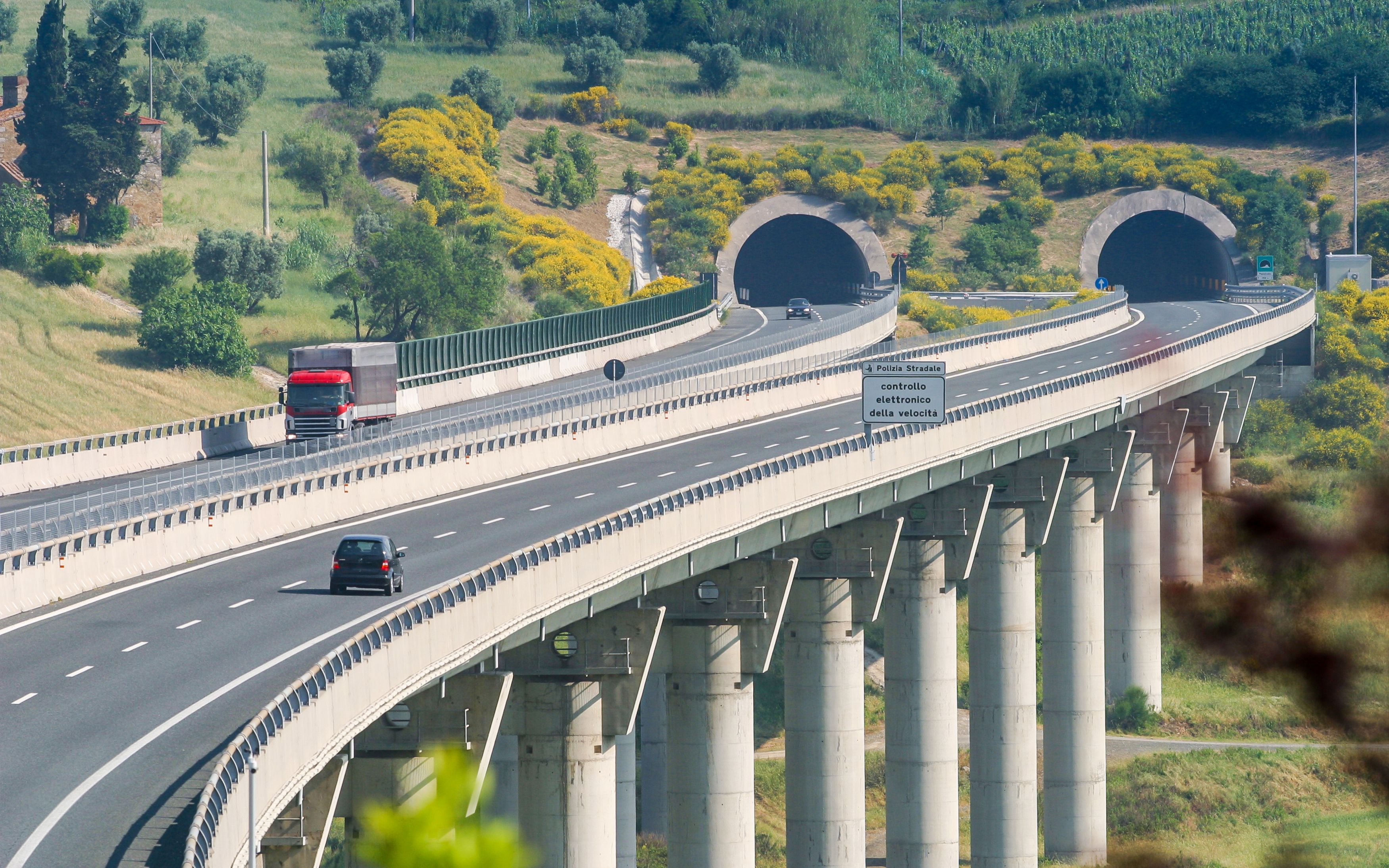 Italia introduce un nou sistem de taxare pe autostrăzi. Șoferii neatenți riscă amenzi de 344 de euro