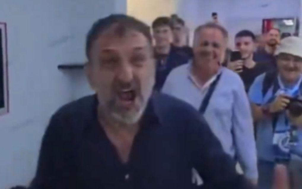 Nebunie în vestiar! Patronul a intrat cu o geantă de bani și a trântit-o în fața jucătorilor. Ce a urmat