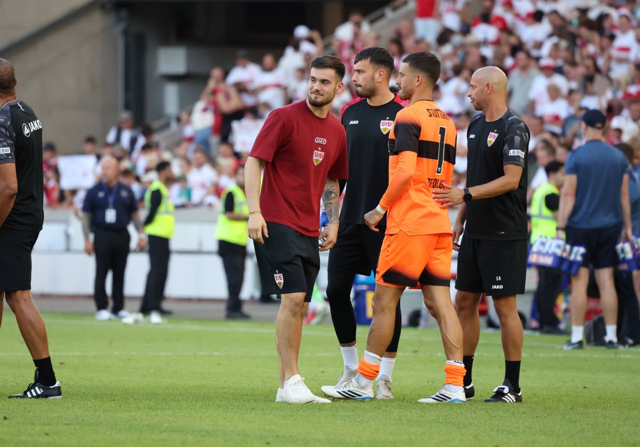 Dennis Seimen, portarul român, în echipamentul VfB Stuttgart, suferind o accidentare la coapsă înainte de debutul în Bundesliga. | sursa foto: Sport.ro Dennis Seimen, portarul român, în echipamentul VfB Stuttgart, suferind o accidentare la coapsă înainte de debutul în Bundesliga. | sursa foto: Sport.ro