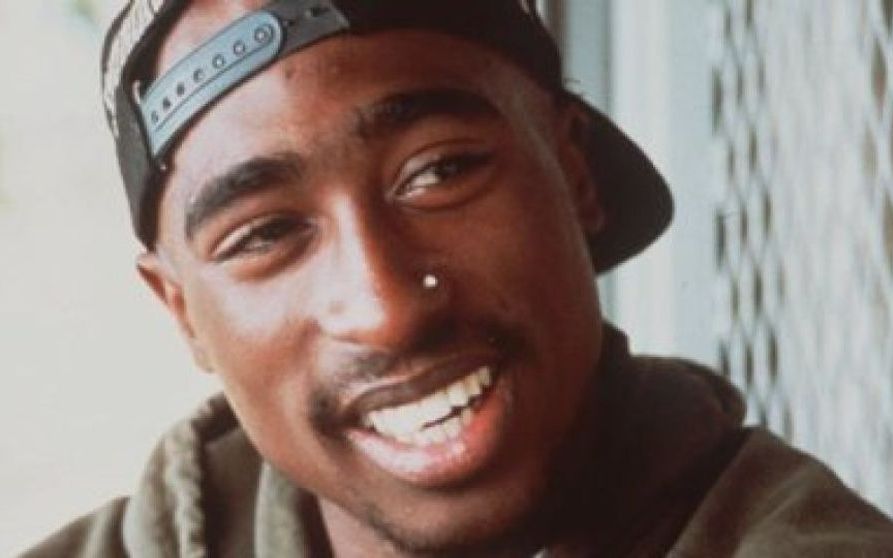 Un fost polițist dezvăluie conversația pe care a avut-o cu Tupac Shakur în ambulanță, după ce a fost împușcat. Mărturia surprinzătoare din procesul crimei: „Cine a fost?”