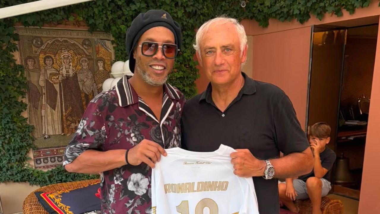 Nu e glumă! Ronaldinho a semnat și va fi antrenat de Andrea Mandorlini