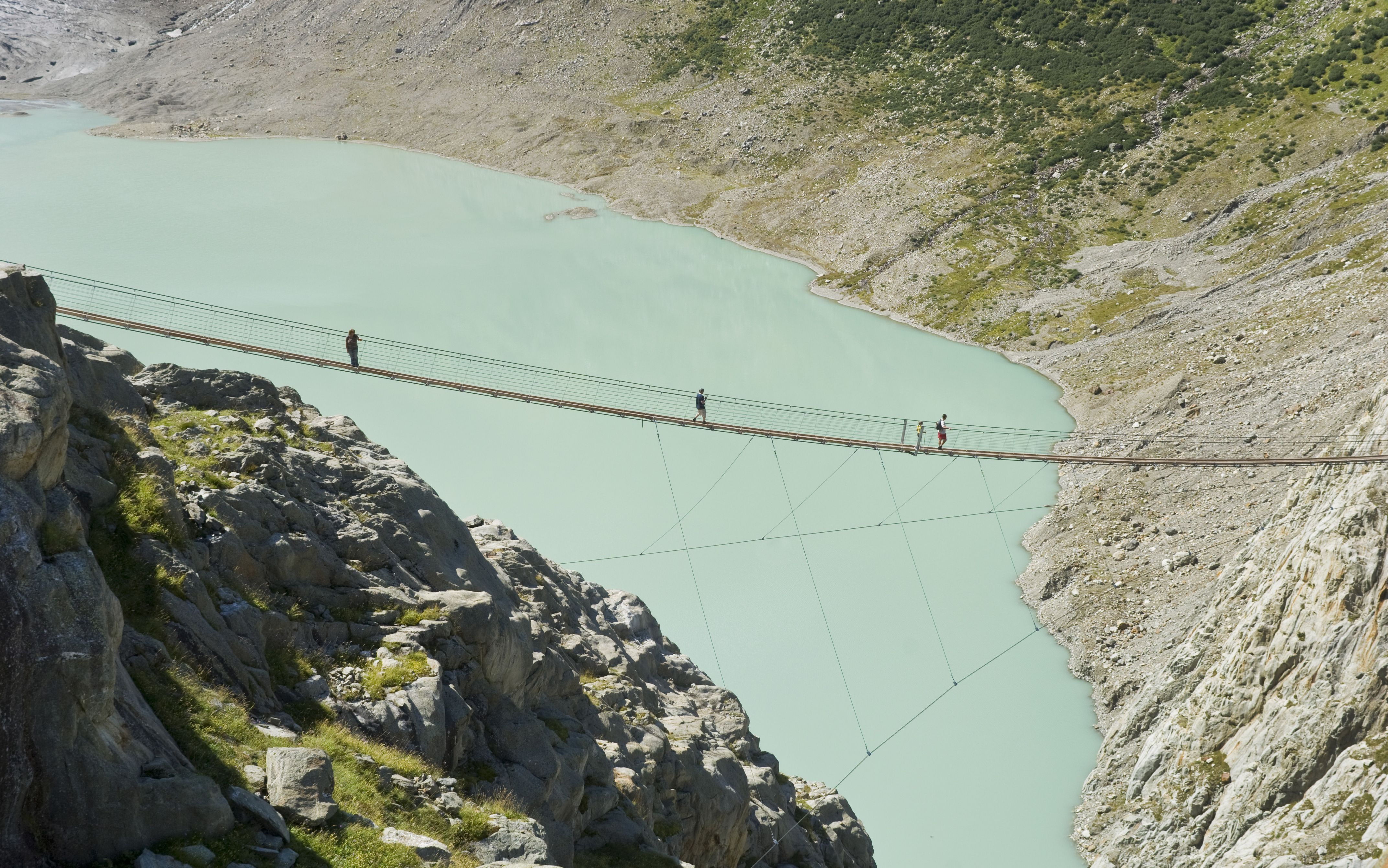Doi alpiniști dispăruți în urmă cu 34 de ani, găsiți în Alpi după topirea unui ghețar. Cum au fost identificați