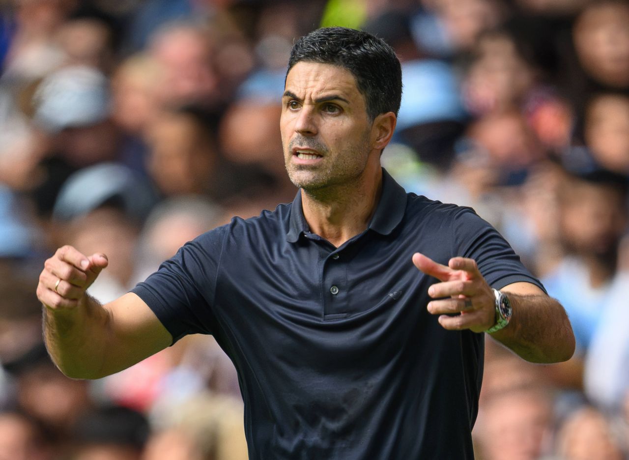 Mikel Arteta pe marginea terenului în timpul unui antrenament Arsenal Premier League, pregătind echipa pentru noul sezon după transferuri Arsenal importante. | sursa foto: Sport.ro Mikel Arteta pe marginea terenului în timpul unui antrenament Arsenal Premier League, pregătind echipa pentru noul sezon după transferuri Arsenal importante. | sursa foto: Sport.ro