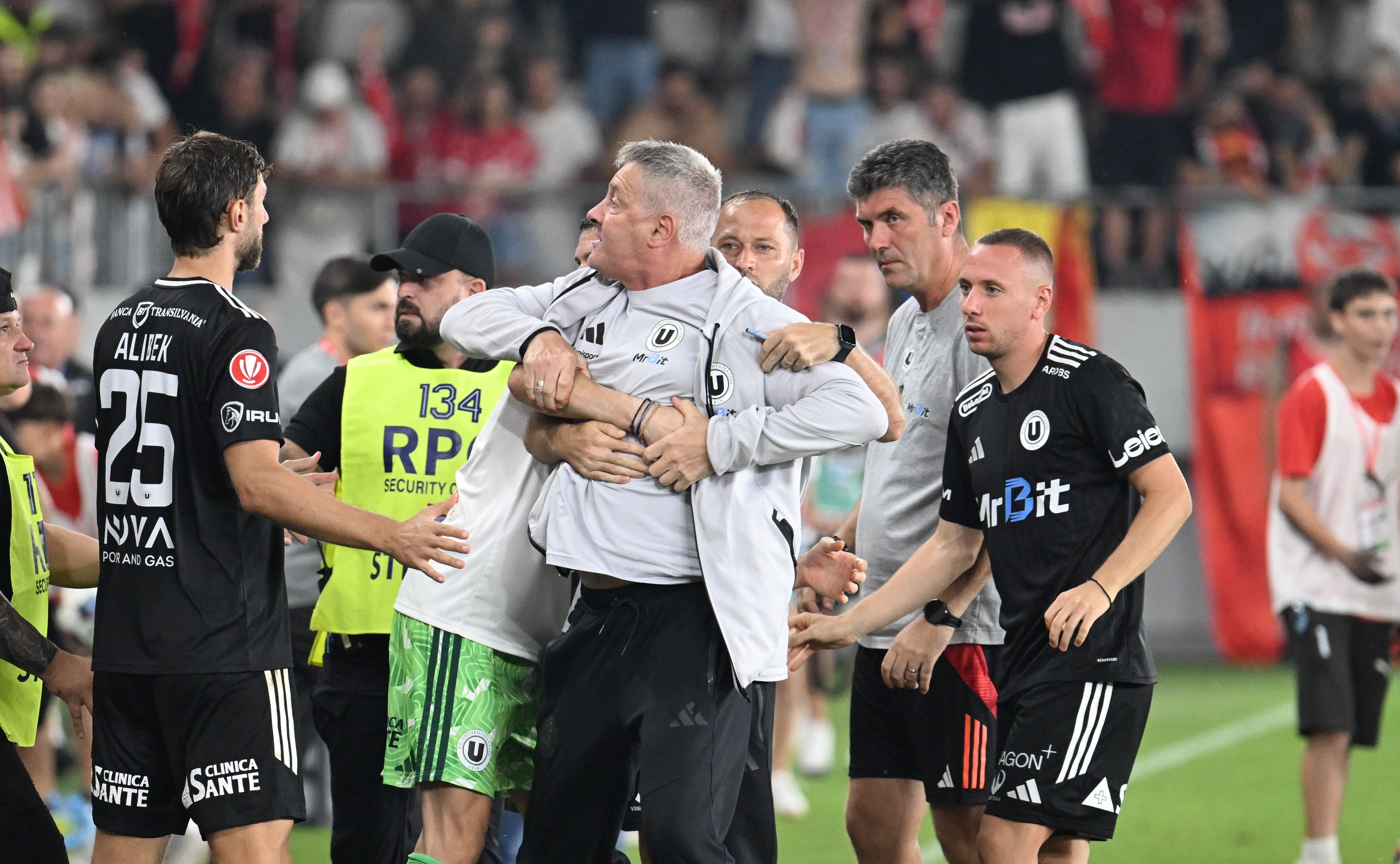 Decizia luată de ”U” Cluj după ce Bergodi a explodat la finalul meciului cu Dinamo: ”Nu e normal așa ceva”