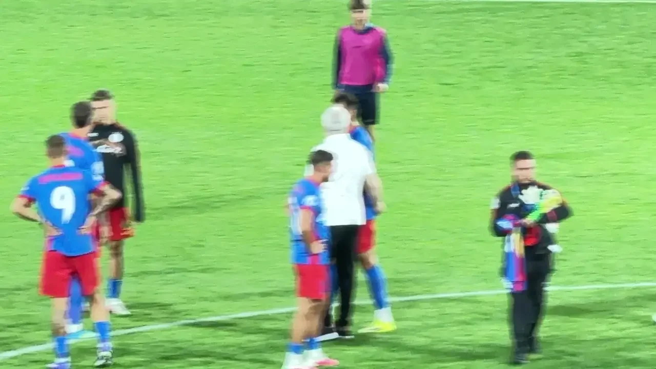 Marius Șumudică în consolează pe jucătorii FCSB