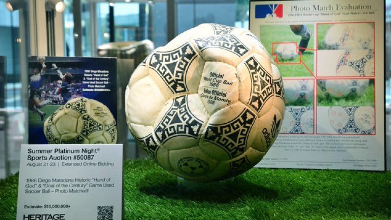 Mingea de la „Mâna lui Dumnezeu” a lui Maradona a fost vândută la licitație pentru 2,8 milioane de euro