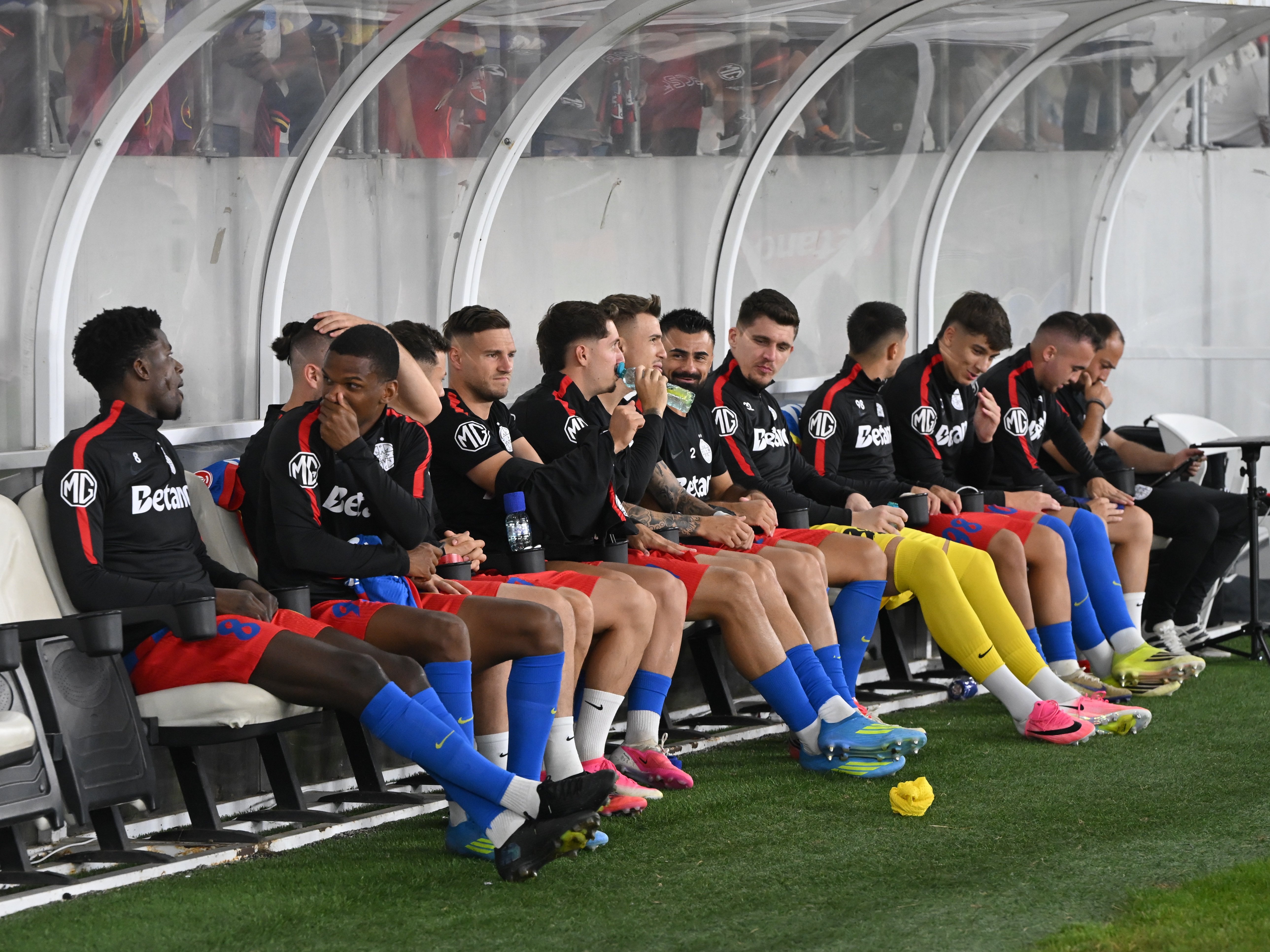 Noua achiziție de la FCSB, deja OUT: "A dispărut! E luptă mare"