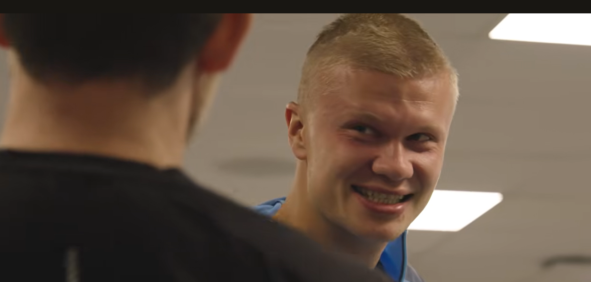 „Nu pot să cred!” Colegii lui Haaland de la Manchester City au râs cu lacrimi când i-au văzut noul look: „Nu îmbătrânești deloc!”