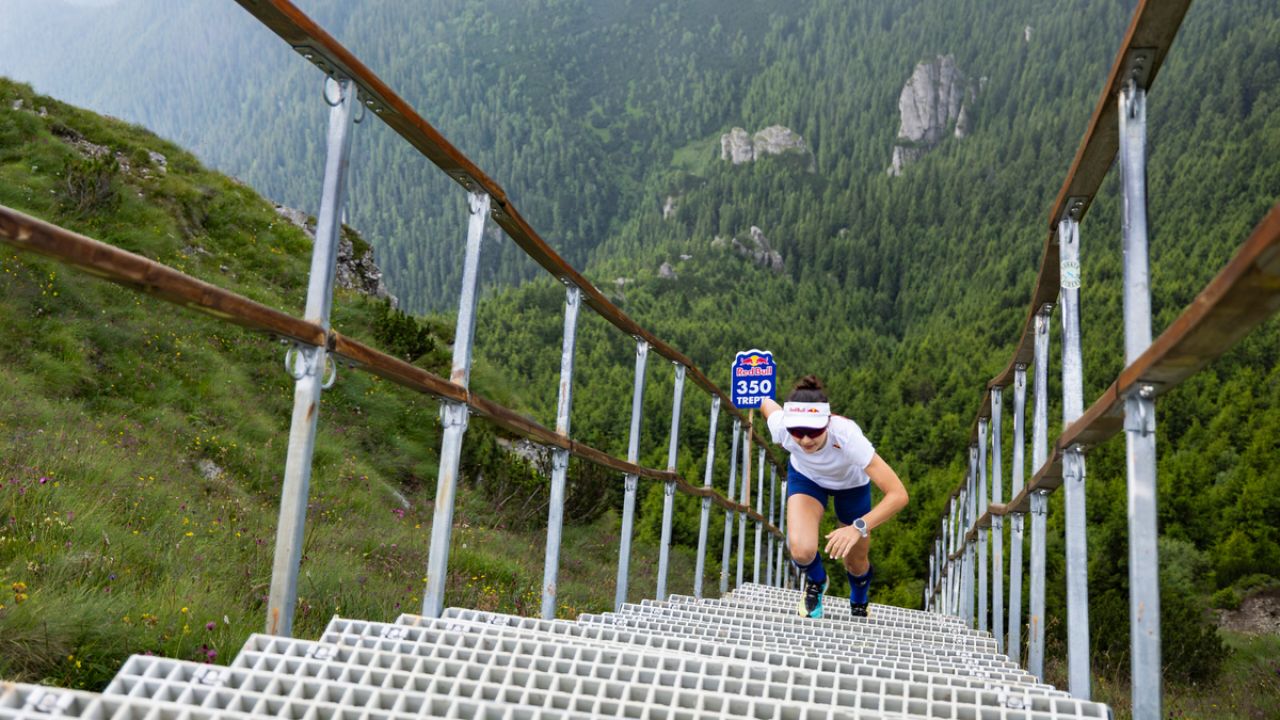 Denisa Dragomir, campioană mondială la skyrunning și alergare montană, a urcat cele 519 trepte spre Vârful Toaca în doar 3 minute și 18 secunde
