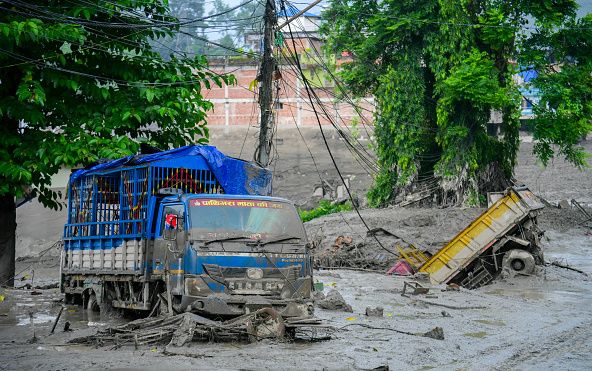 Un torent puternic și un val gigantic au distrus totul în cale. Galerie foto cu dezastrul provocat de viitura din Nepal