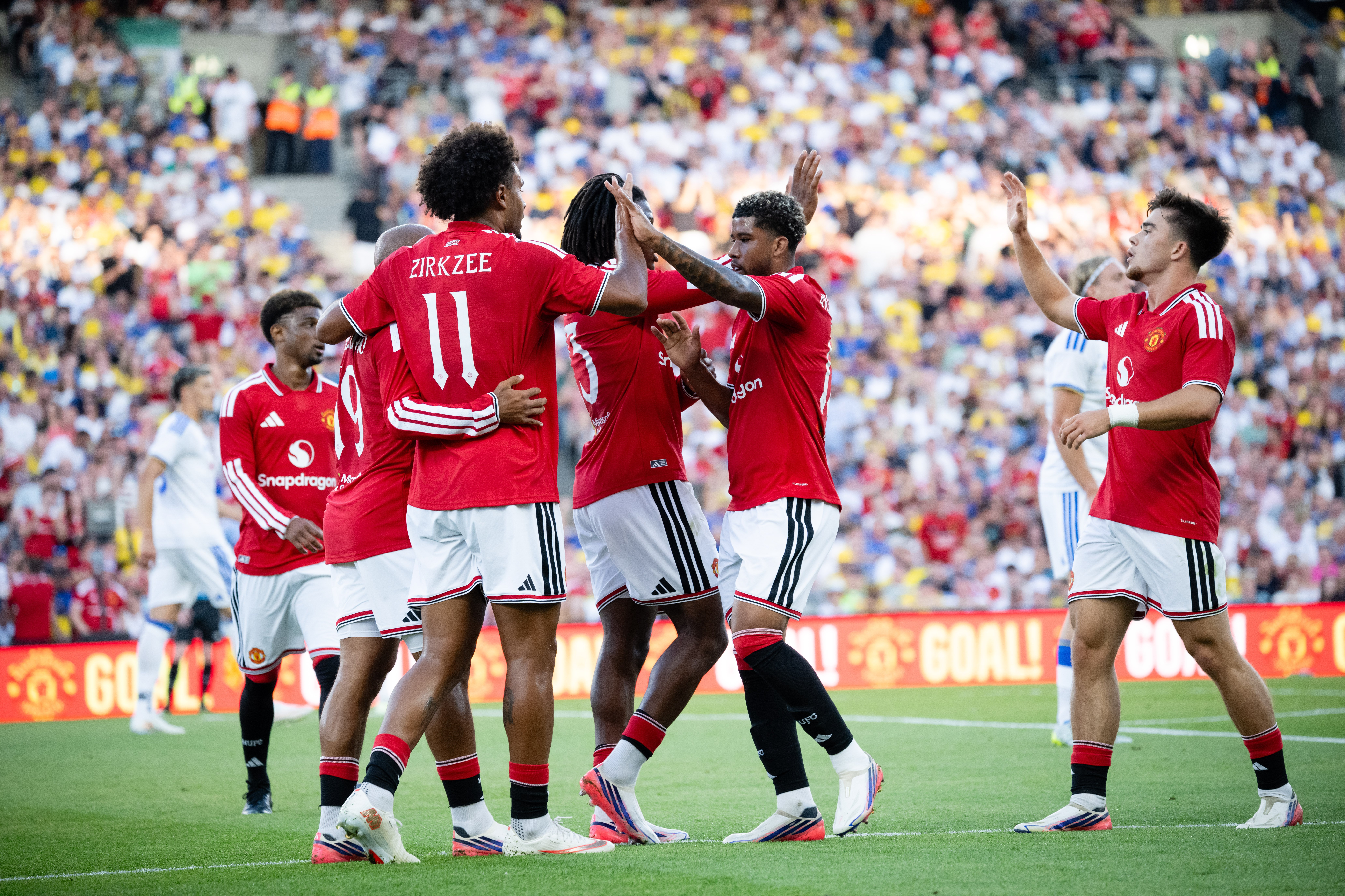 Încă un coleg celebru pentru Drăgușin! Au început negocierile cu Manchester United