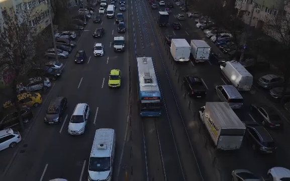 Reguli noi pentru șoferii din marile orașe. Mașinile poluante ar putea avea acces restricționat sau contra cost
