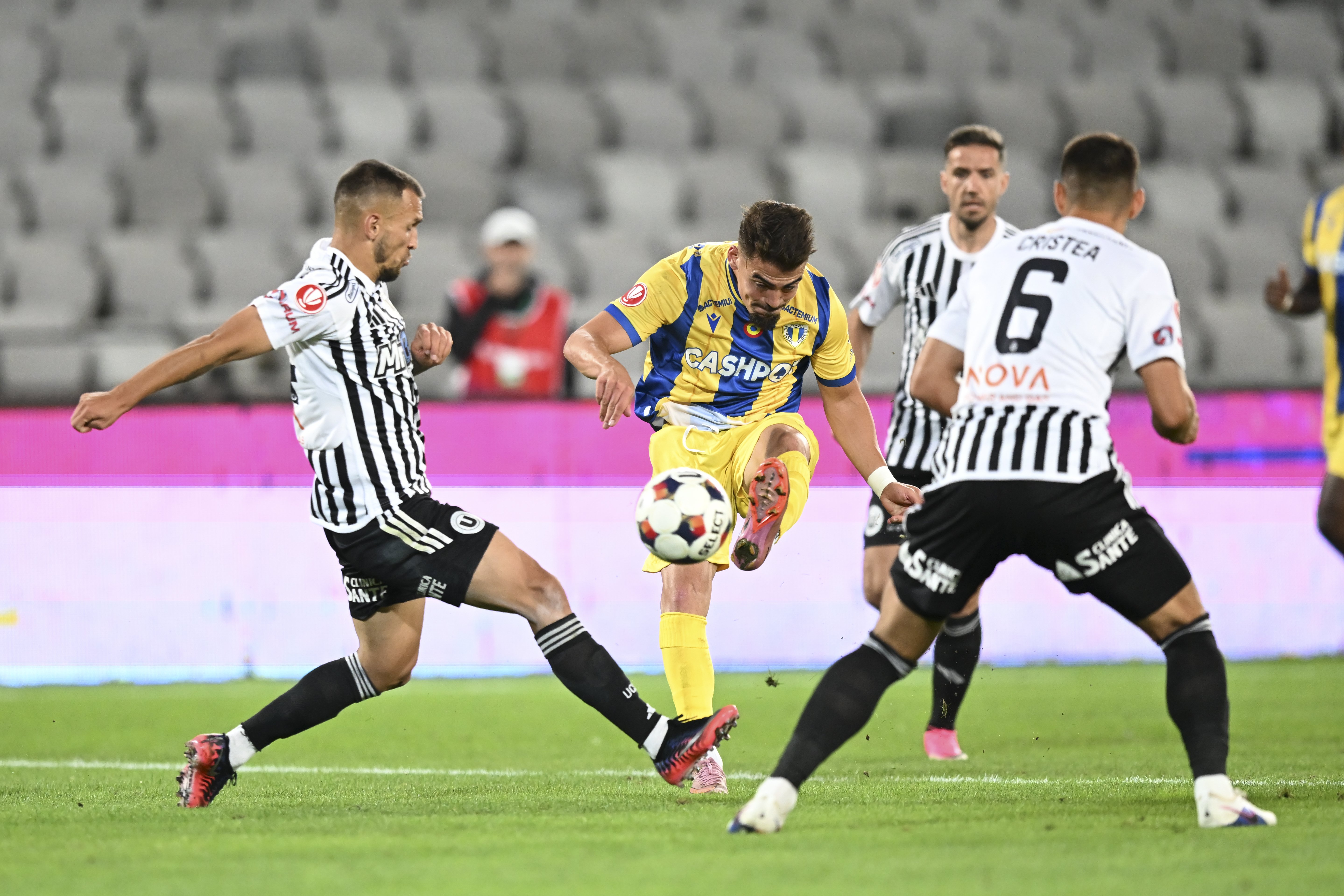 Gabi Giurgiu a contestat decizia de arbitraj a lui George Găman din ”U” Cluj - Petrolul: „Penalty clar! Nu este normal”