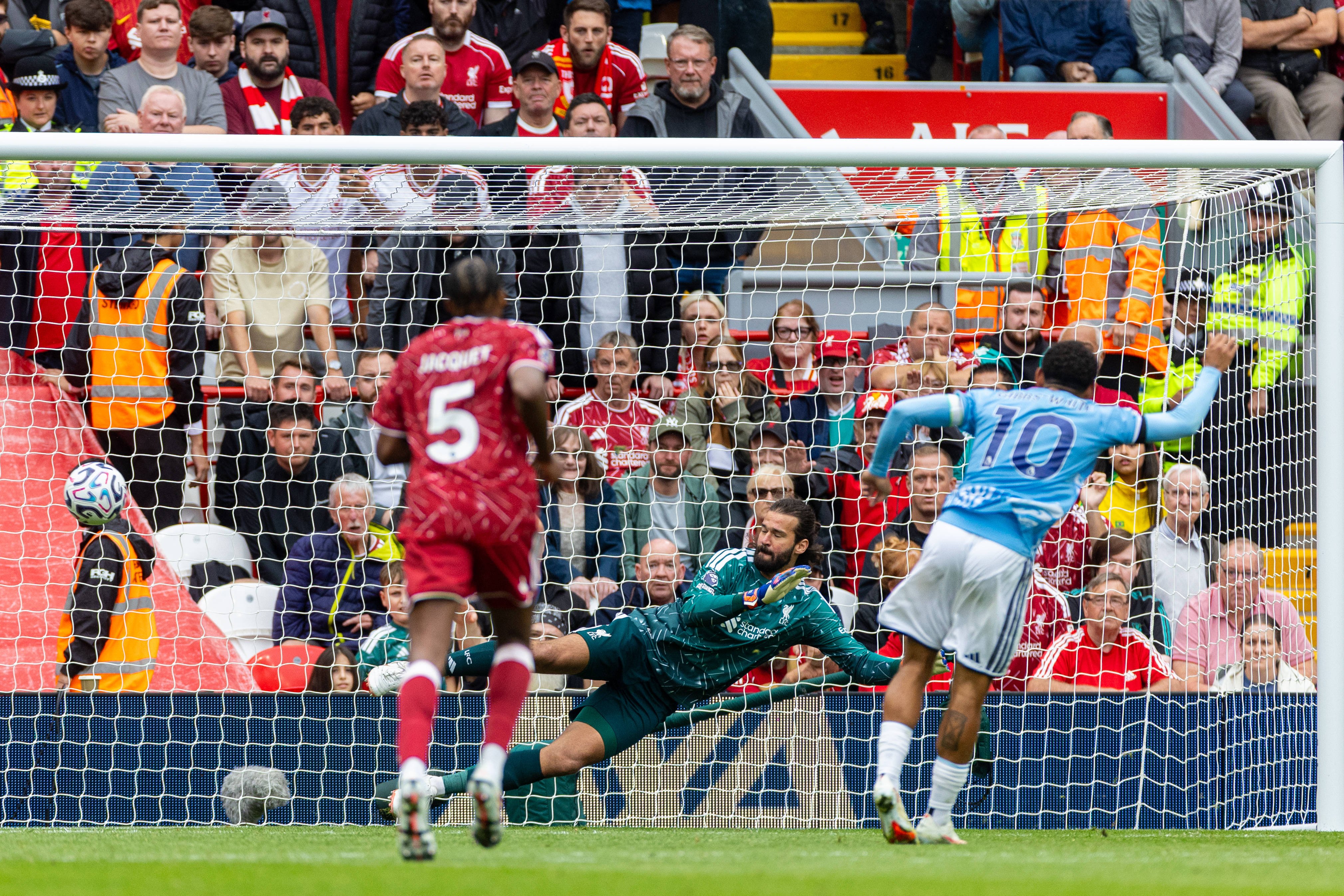 Liverpool - Nottingham Forest 2-2, ACUM pe VOYO! Oaspeții înscriu din penalty