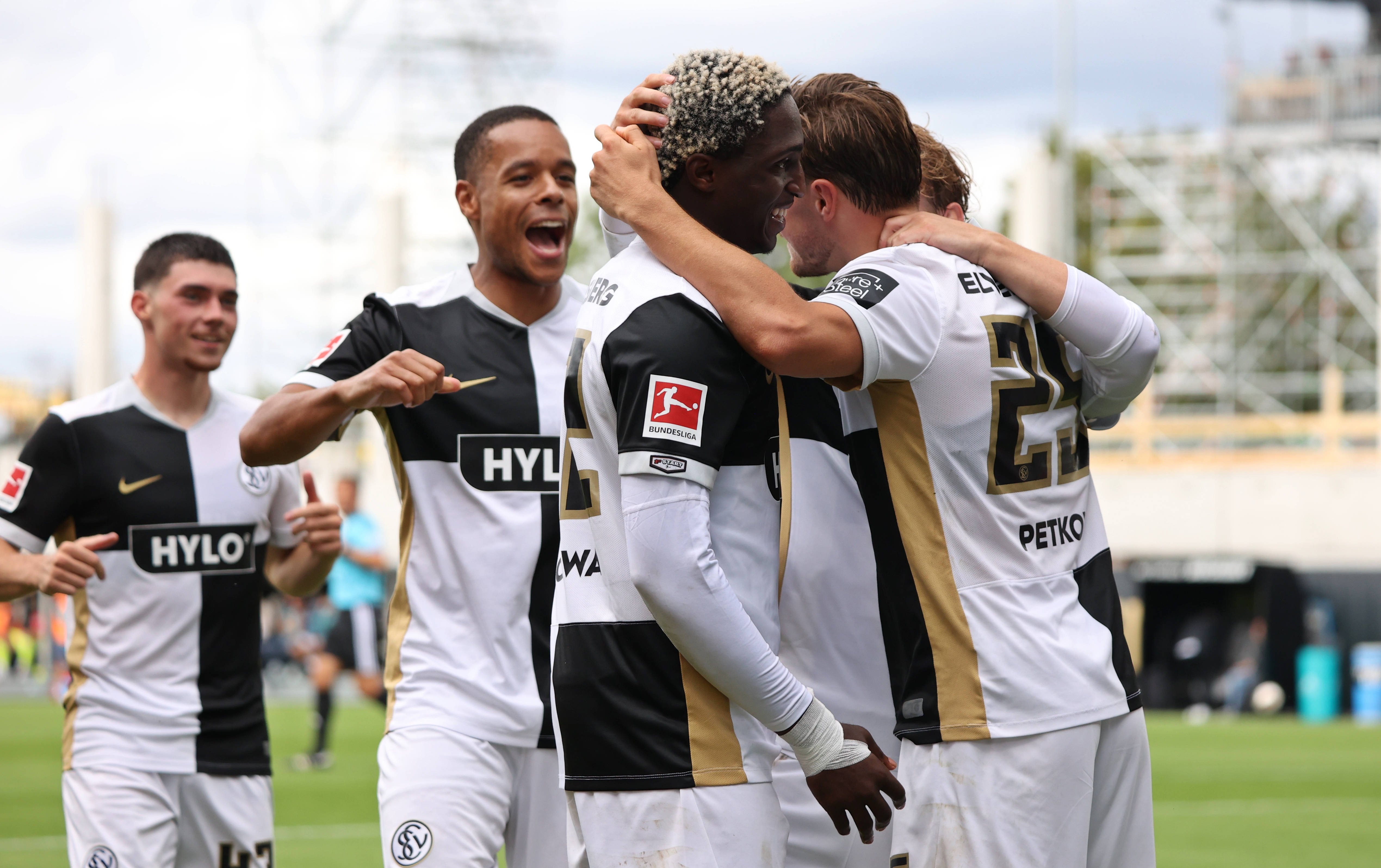Au dat lovitura! Surpriză URIAȘĂ la primul meci din istorie în Bundesliga