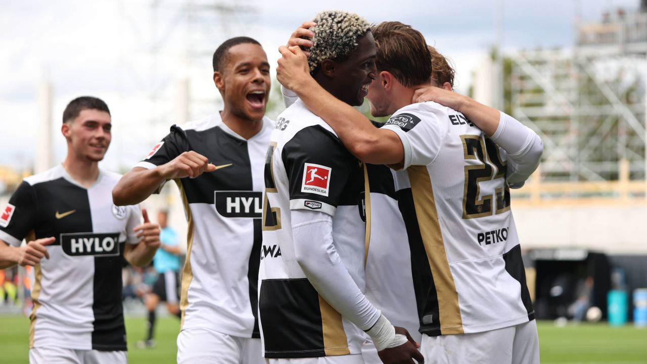 Au dat lovitura! Surpriză URIAȘĂ la primul meci din istorie în Bundesliga