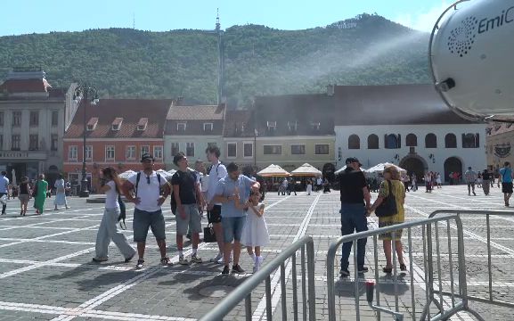 La munte e plin de turiști, dar hotelierii spun că încasările s-au prăbușit și cu 30%. Cum fac românii economie în drumeții