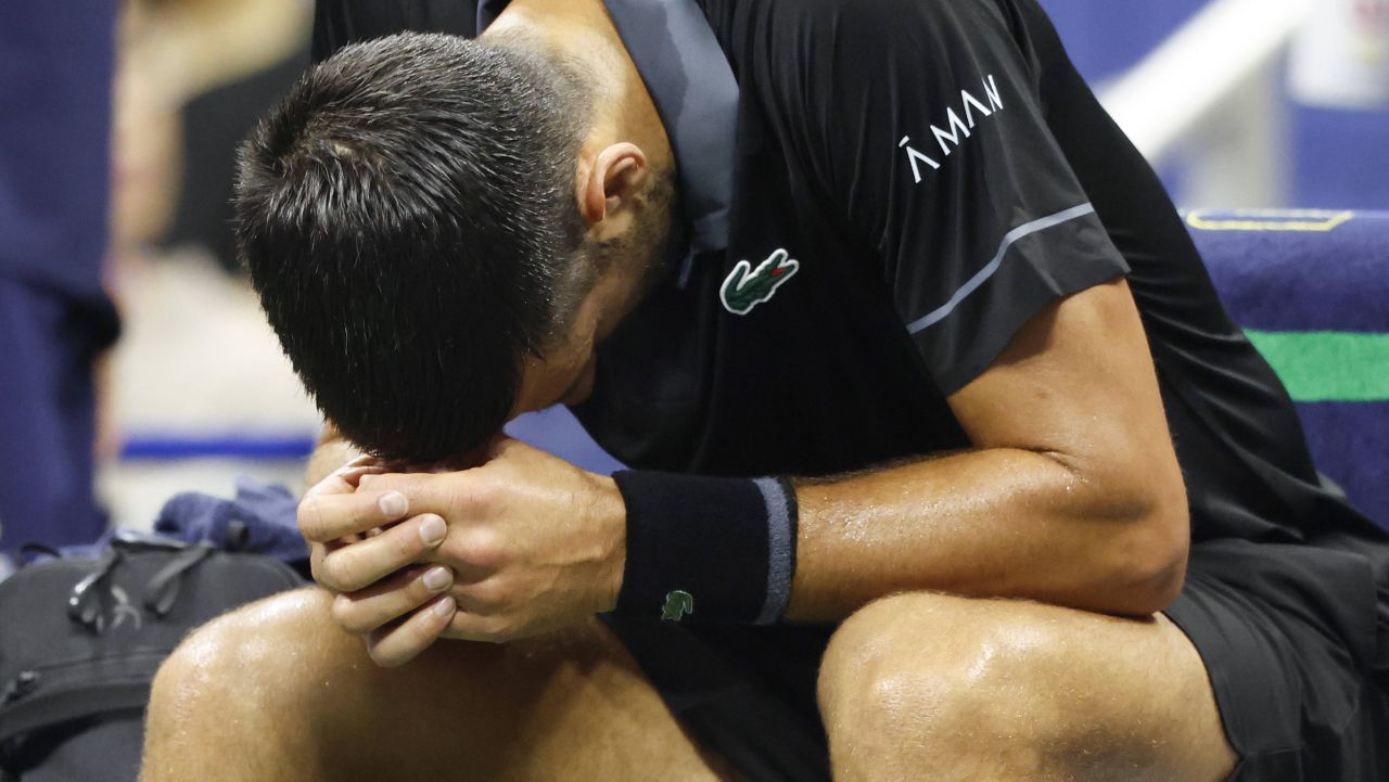 Djokovic, semne de final: eliminat în primul tur la un Grand Slam după 20 de ani. A vomitat pe teren și a plâns incontrolabil