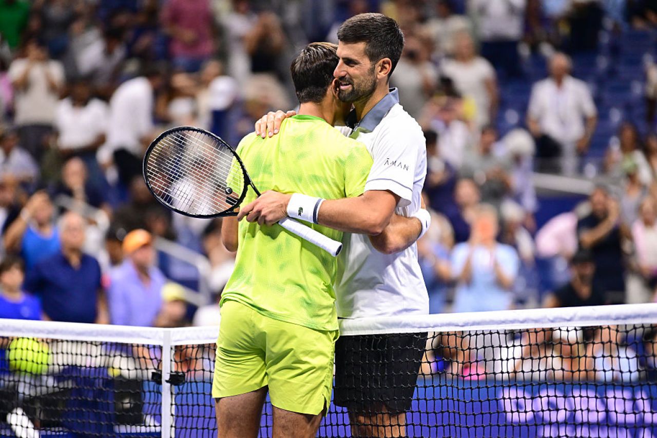 Novak Djokovic în timpul meciului de la US Open, înfrânt în cinci seturi de Mariano Navone, care sărbătorește victoria istorică. | sursa foto: Sport.ro Novak Djokovic în timpul meciului de la US Open, înfrânt în cinci seturi de Mariano Navone, care sărbătorește victoria istorică. | sursa foto: Sport.ro